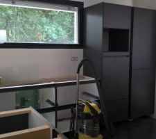 Début de la pose de la cuisine