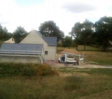 Ça sert d'avoir de bons voisins....et donc voilà le chantier couverture se termine...?? ils nous ont posé comme souhaité un oiseau en céramique sur notre fetage cuisine c'était un hommage à mon papa couvreur décédé il y a bientôt 2 ans qui l'avait récupéré sur un toit en idf lors d'un de ces chantiers..??