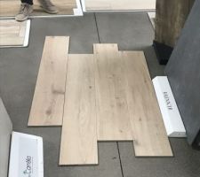 Carrelage imitation parquet.... difficile de faire son choix pour le carrelage du RDC. Voici les deux carrelages sur lesquels on hésite! Les teintes sont différentes mais c?est dur d?imaginer le rendu sur toute une surface :-)