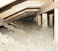 Laine de verre pulveris&eacute;e sous toiture