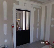 Porte a galandage entre cuisine et hall