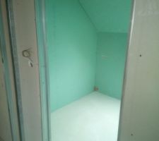 Vu salle d'eau de la suite parentale avec porte à galandage