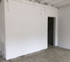 Mise en peinture du garage. Sous couche hydrofuge et peinture blanche.