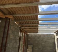 Pr&eacute;paration de la dalle de l?etage Ourdis envois compress&eacute; et rupteurs thermiques en polystyr&egrave;ne