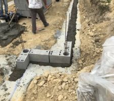 Les 1er parpaings sont posés !?