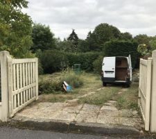 A la demande du CDT nous avons procéder au nettoyage du terrain: élagage et debrouissaillement afin de donner plus de visibilité au terrain avant passage du géomètre pour implantation de la maison.