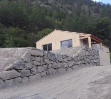 Enrochement en pierres sèches.
