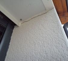 Enduits fissurés a la jonction de deux supports ( briques -pvc )
