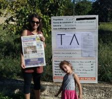 Affichage permis de construire sur le bord du terrain. Elles sont fières