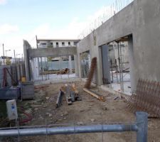 Vue du chantier partie sud.
En face, entrée du magasin.^