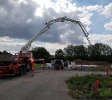 Camion pompe pour le coulage de la dalle
