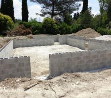 Montage du vide sanitaire, sachant que l'étude de sol faite par Epc ne préconise pas des parpins banchés, nous avons souhaité cette option afin de plus solidifier la maison, coulage du planché avec les parpins banché