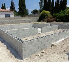 Montage du vide sanitaire, sachant que l'étude de sol faite par Epc ne préconise pas des parpins banchés, nous avons souhaité cette option afin de plus solidifier la maison, coulage du planché avec les parpins banché