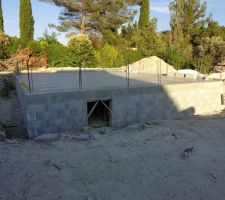 Montage du vide sanitaire, sachant que l?&eacute;tude de sol faite par Epc ne pr&eacute;conise pas des parpins banch&eacute;s, nous avons souhait&eacute; cette option afin de plus solidifier la maison, coulage du plach&eacute; avec les parpins banch&eacute;