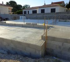 Montage du vide sanitaire, sachant que l?&eacute;tude de sol faite par Epc ne pr&eacute;conise pas des parpins banch&eacute;s, nous avons souhait&eacute; cette option afin de plus solidifier la maison, coulage du plach&eacute; avec les parpins banch&eacute;