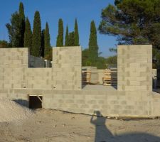 Montage des murs du rdc et garage, dans l?ensemble cela monte vite, semaine prochaine montage escalier et du plancher du 1 étage.