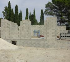 Montage des murs du rdc et garage, dans l?ensemble cela monte vite, semaine prochaine montage escalier et du plancher du 1 étage.