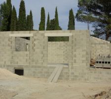 Montage des murs du rdc et garage, dans l?ensemble cela monte vite, semaine prochaine montage escalier et du plancher du 1 étage.