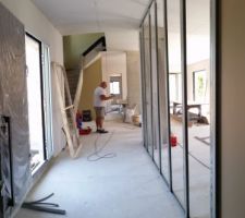 Vue du couloir de la maison, depuis l'entrée jusqu'à la chambre au fond