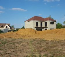Le terrain reprend place