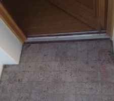 Bande carrelage restante en dessous porte