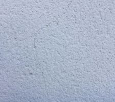Micro fissures découvertes sur le mur de notre chambre