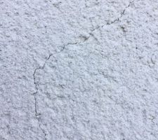 Micro fissures découvertes sur le mur de notre chambre
