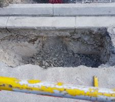 Tranchée pour enterrer les câbles haute tension