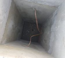 Une petite souris s'est suicidée dans l'emplacement du futur support ? RIP