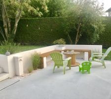 Terrasse bétonnée et coin apéro :)