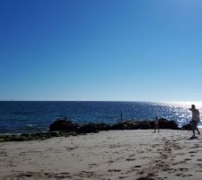 Après la visite du chantier, 2 minutes de voiture et plage pour la famille en ce dimanche après midi