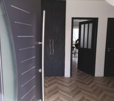 Le hall d'entrée avec une vestiaire tout hauteur