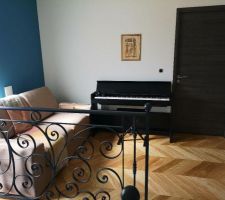 Mezzanine - Espace lecture et musique. Nous installerons une bibliothèque suspendue