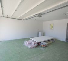 Garage isolé et pose de carrelage en cours