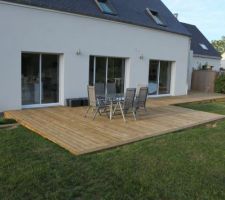 Après 2270 vis, la terrasse en pin est prête ;)