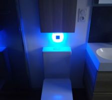 WC sans bride avec lumière led bleue pour la nuit