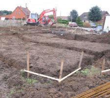 Fondations en cours... La forme de la maison commence à apparaître