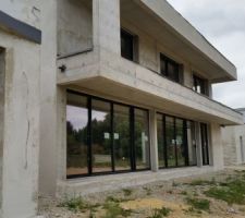 Facade sud avec casquette alu sur suite parentale