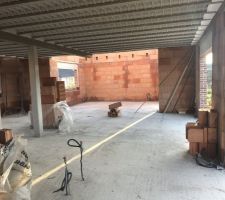 Un bon coup de balai, on commence &agrave; lib&eacute;rer l?espace pour la suite.