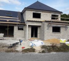 La maison est couverte en ardoises. Il manque plus que le zinc et on est hors d'eau!