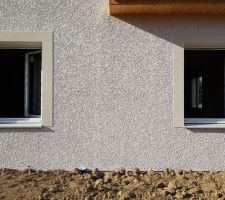 Les fenêtres, laissées ouvertes alors qu'aucun artisan n'est sur le chantier...