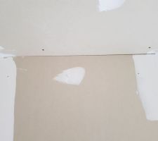 A droite et à gauche, on peut voir que les vis ne sont même pas couvertes par l'enduit.