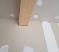 De l'enduit sur les bandes, mais 80% des vis proches du plafond ne sont pas couvertes
