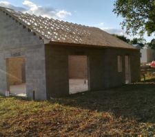 Pose de la charpente effectuée en quelques heures après un arrêt de chantier de pratiquement 3 mois après l'élévation des murs
