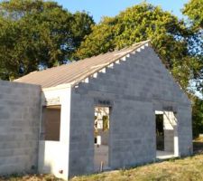 Pose de la charpente effectuée en quelques heures après un arrêt de chantier de pratiquement 3 mois après l'élévation des murs