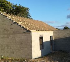Pose de la charpente effectuée en quelques heures après un arrêt de chantier de pratiquement 3 mois après l'élévation des murs