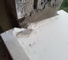 Appui de fenêtre cassé.