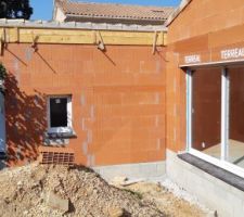 Côté terrasse : la baie vitrée et la porte du garage