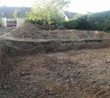 Le terrassier est arriv&eacute; aujourd?hui sur le terrain et il a vraiment bien boss&eacute;! 
Apr&egrave;s une longue journ&eacute;e de travail, je me rend sur le terrain pour jeter un oeil sur le travail effectu&eacute;. Malgr&eacute; le fait qu?ils ont mang&eacute; les figues les plus m&ucirc;res du figuier lol mais je ne leur en veut pas s?ils font du bon travail. Je reviendrai vers vous pour la suite.