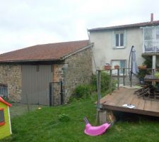 Partie habitée actuellement (maison blanche à l'étage) et partie à rénover (en pierre, à gauche).